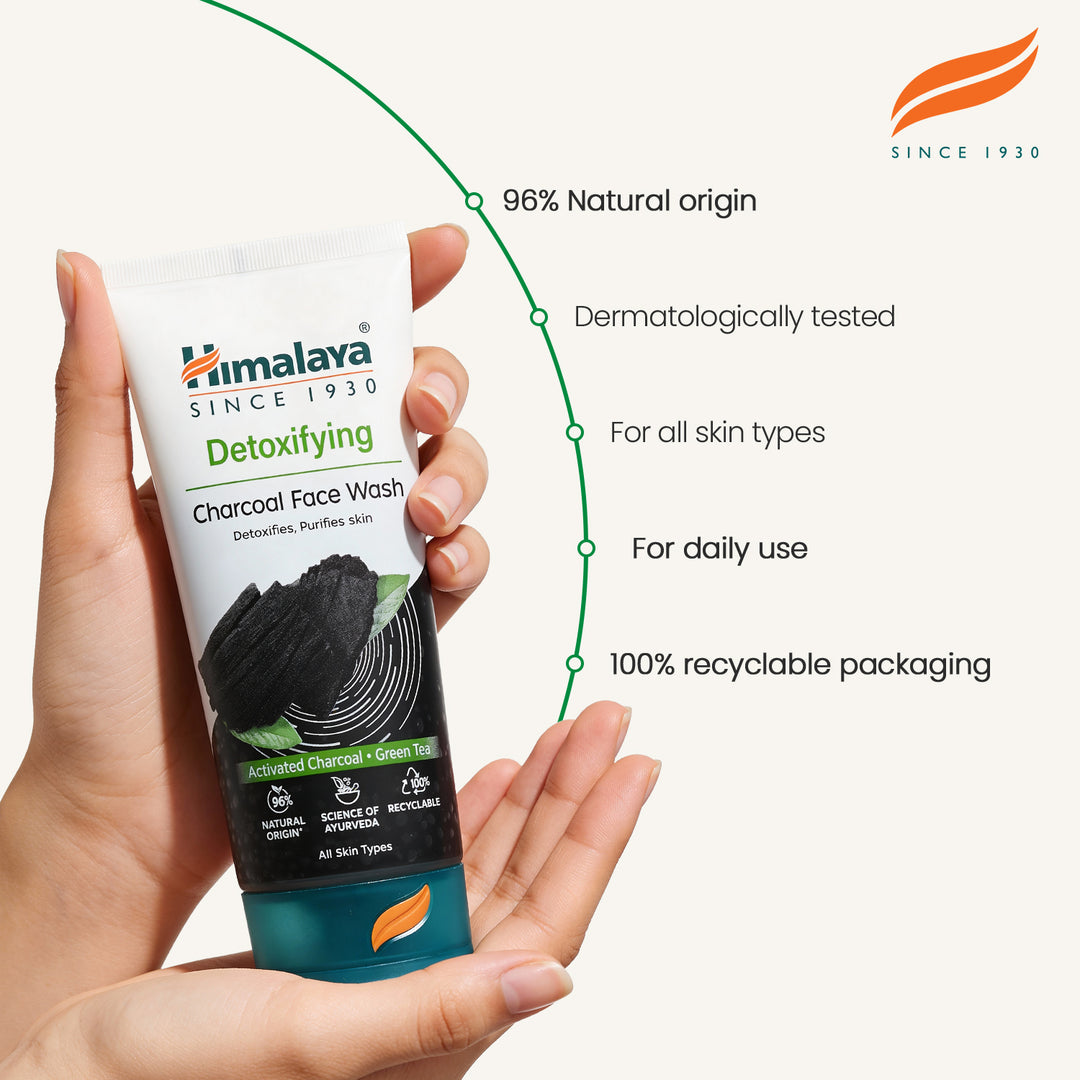 Himalaya Detoxifying Face Wash with Activated Charcoal &amp; Green Tea - 150 ml